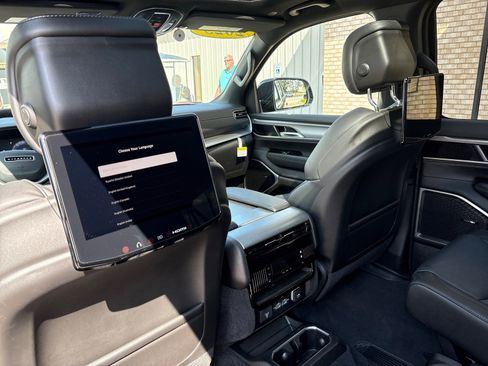 New 2025 Jeep Wagoneer L Series II w/ Premium Group I image 5