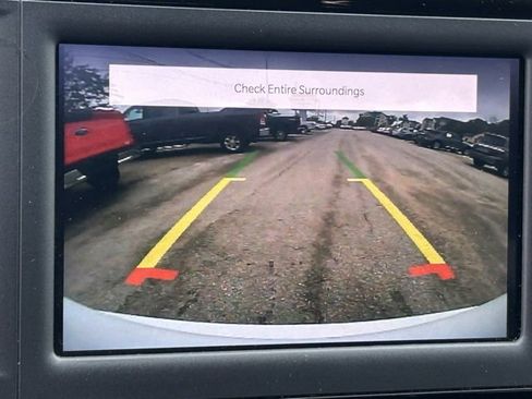 Used 2022 Chrysler Voyager LX image 18