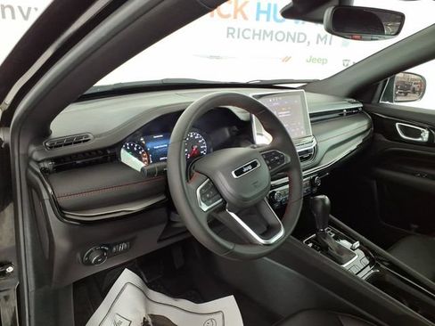 Used 2025 Jeep Compass Trailhawk AWD/4WD image 13