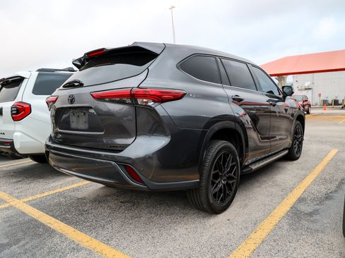 Used 2021 Toyota Highlander Limited image 8