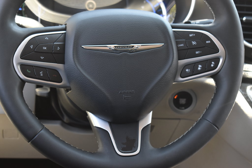 Used 2024 Chrysler Pacifica Limited FWD image 18