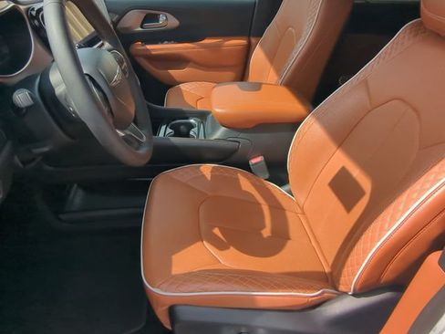 Used 2024 Chrysler Pacifica Pinnacle FWD image 11