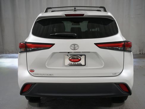 Used 2023 Toyota Highlander LE FWD image 7