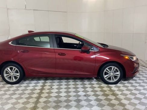Used 2018 Chevrolet Cruze LT w/ Convenience Package image 4