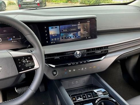 New 2025 Nissan Murano SV image 8