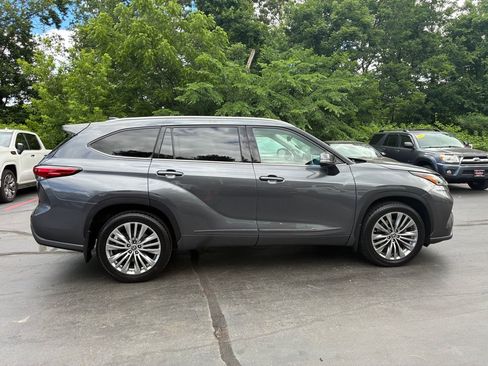 Used 2021 Toyota Highlander Platinum AWD/4WD image 4
