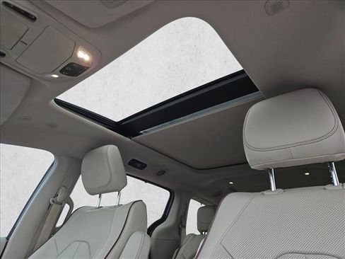 Used 2020 Chrysler Pacifica Limited image 19