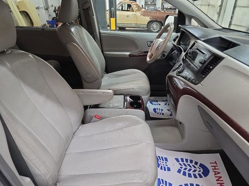 Used 2014 Toyota Sienna XLE FWD image 33