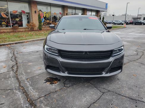 Used 2017 Dodge Charger SE w/ Popular Equipment Group image 3