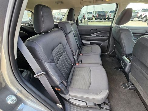 Used 2025 Nissan Pathfinder SV FWD image 32