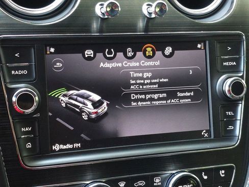 Used 2020 Bentley Bentayga Plug-In Hybrid image 56