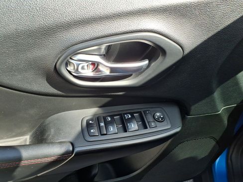 Used 2019 Jeep Cherokee Trailhawk w/ Cold Weather Group AWD/4WD image 14