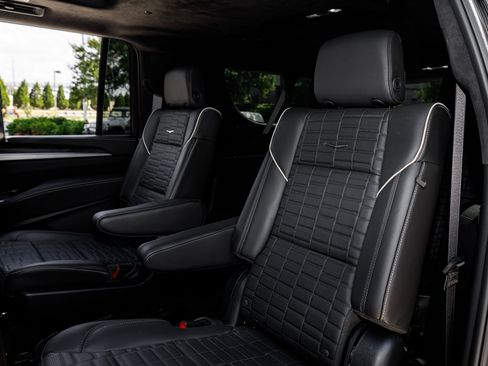 Used 2025 Cadillac Escalade ESV V image 29