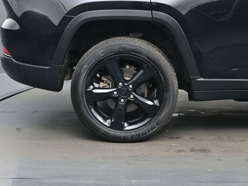 Used 2023 Jeep Grand Cherokee Altitude image 9