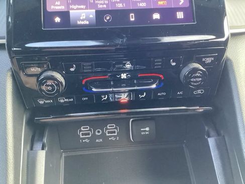 New 2025 Jeep Grand Cherokee Laredo X w/ Luxury Tech Group I AWD/4WD image 40
