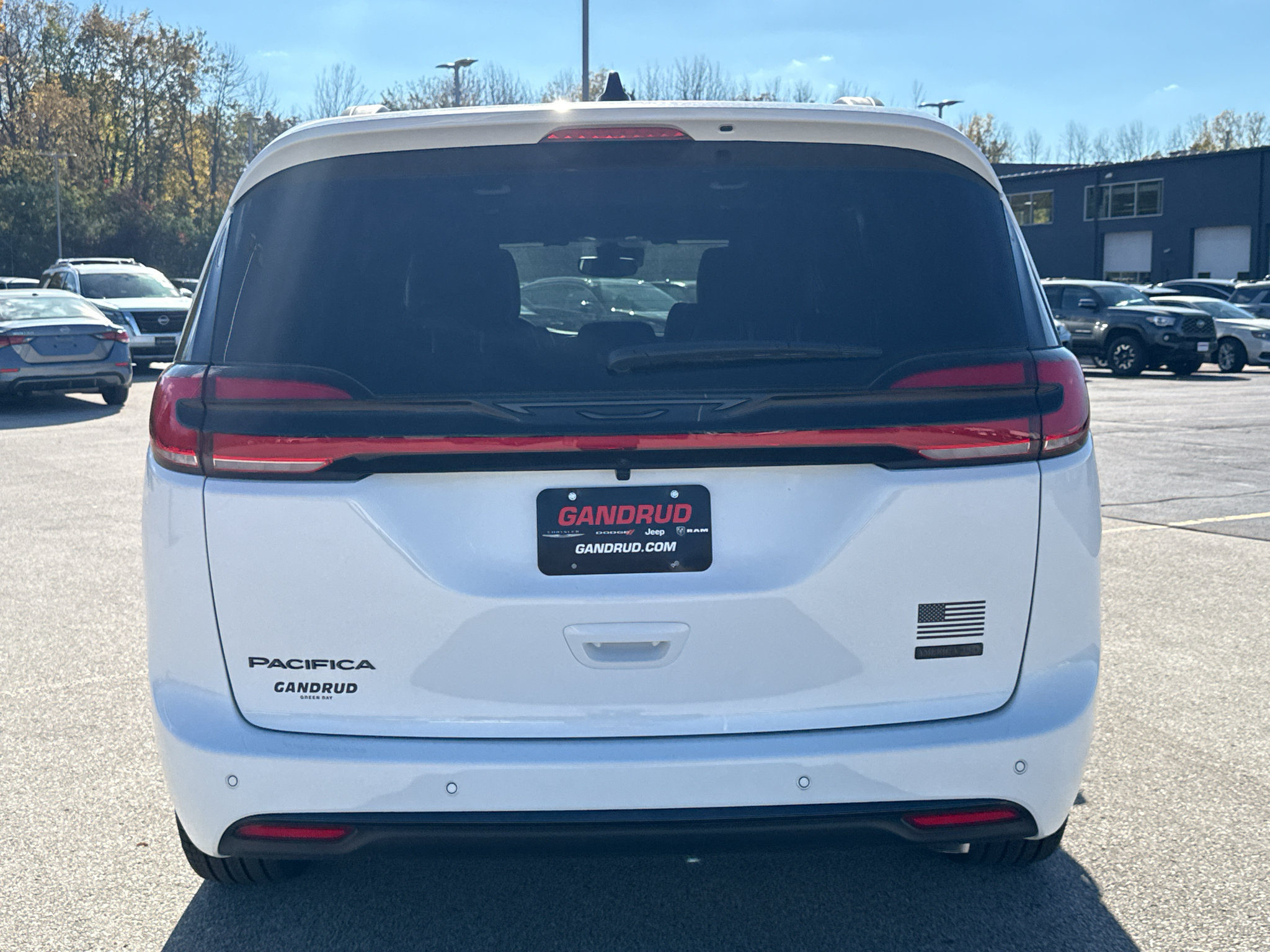 New 2027 Chrysler Pacifica Select AWD/4WD image 3