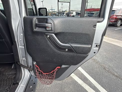 Used 2017 Jeep Wrangler Unlimited Rubicon AWD/4WD image 15