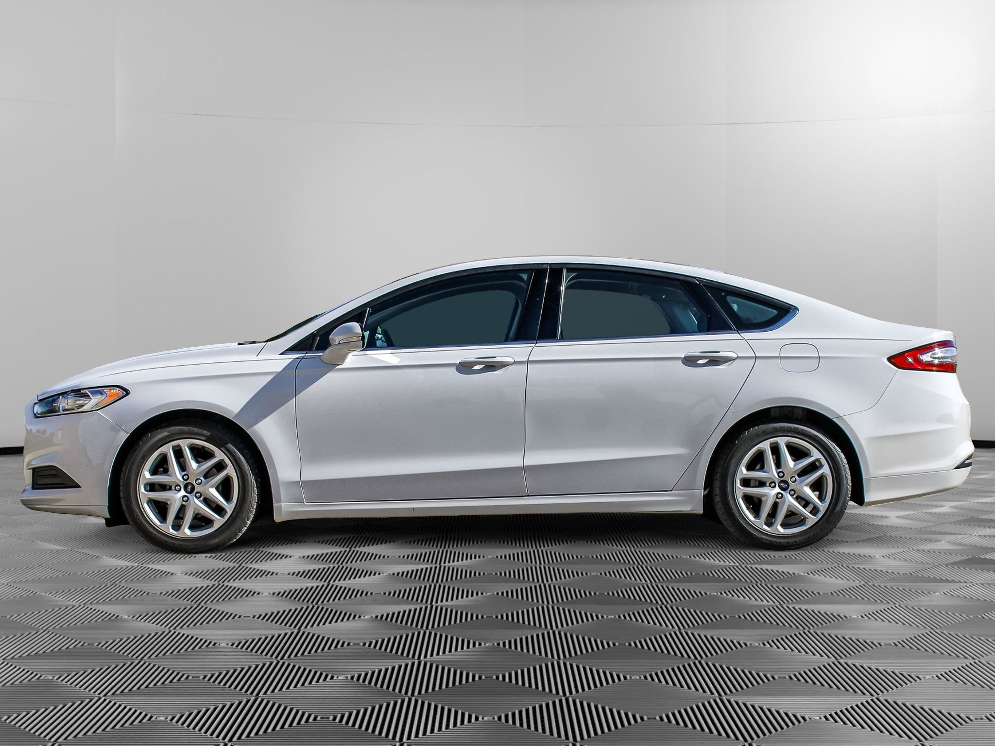 Used 2016 Ford Fusion SE FWD image 4