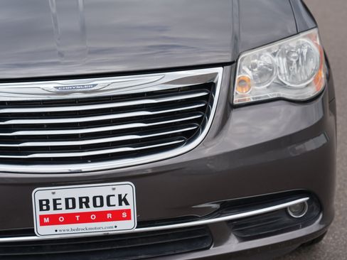 Used 2016 Chrysler Town & Country Touring w/ Driver Convenience Group FWD image 9