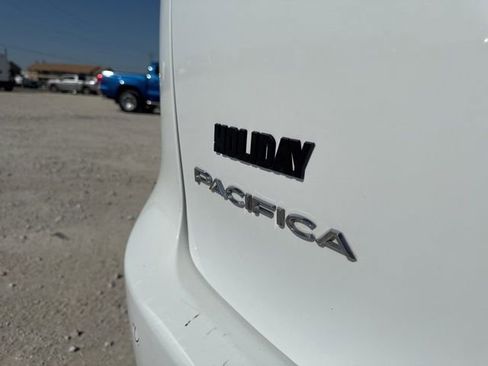 Used 2024 Chrysler Pacifica Touring-L FWD image 9