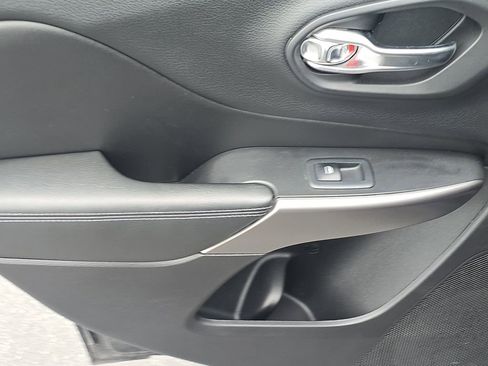 Used 2019 Jeep Cherokee Latitude Plus FWD image 10
