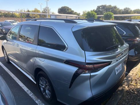 Used 2024 Toyota Sienna XLE FWD image 5