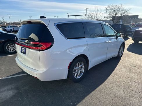 Used 2024 Chrysler Pacifica Touring-L FWD image 3
