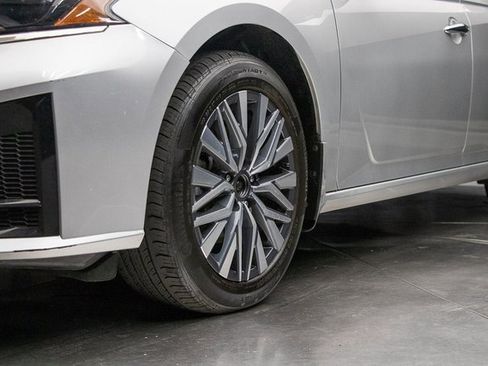 Used 2023 Nissan Altima 2.5 SV w/ SV Premium Package image 7