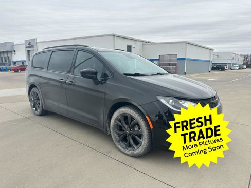 Used 2020 Chrysler Pacifica Touring-L Plus image 2