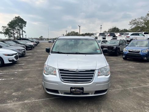 Used 2009 Chrysler Town & Country LX image 3