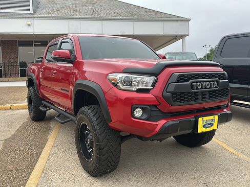Used 2020 Toyota Tacoma TRD Off-Road AWD/4WD image 3