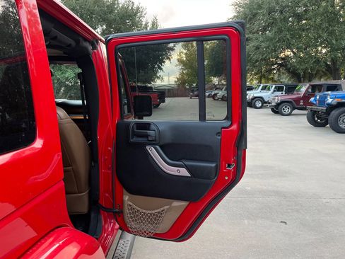 Used 2013 Jeep Wrangler Unlimited Rubicon image 35
