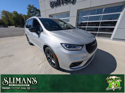 New 2026 Chrysler Pacifica Select w/ S Appearance Package