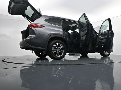 Used 2022 Toyota Highlander XLE AWD/4WD image 41