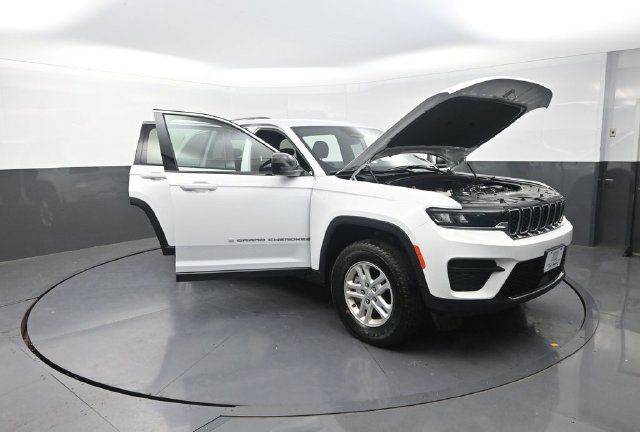 Used 2025 Jeep Grand Cherokee Laredo AWD/4WD image 29