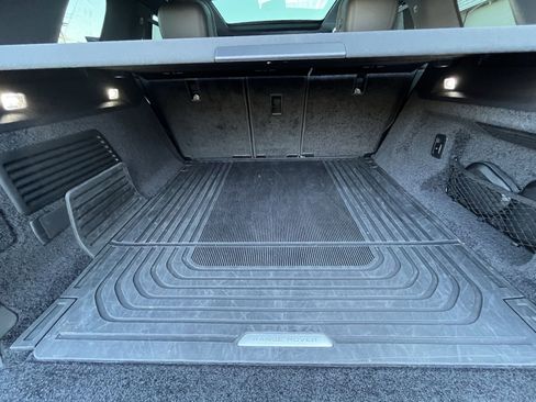 Certified 2025 Land Rover Range Rover SE image 30