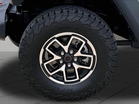 Used 2025 Jeep Wrangler Unlimited Rubicon w/ Convenience Group AWD/4WD image 10