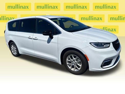 Used 2025 Chrysler Pacifica Select FWD image 1