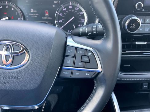 Used 2021 Toyota Highlander XSE FWD image 23