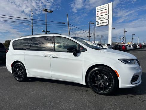 New 2026 Chrysler Pacifica Select w/ S Appearance Package FWD image 1