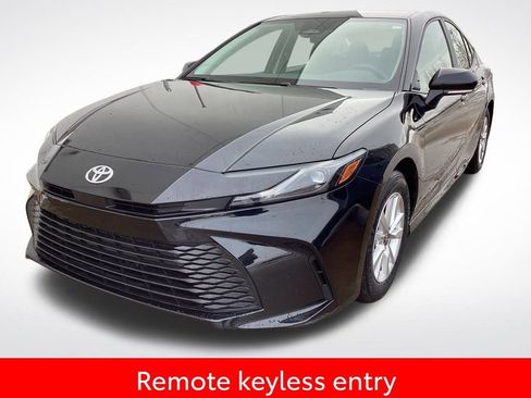 Used 2025 Toyota Camry LE image 5