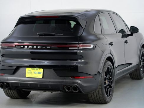 Used 2024 Porsche Cayenne w/ Sport Chrono Package image 52
