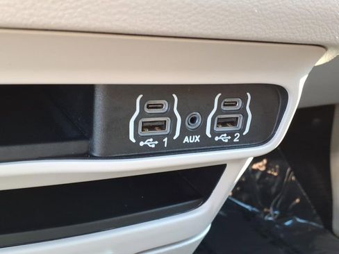 Used 2024 Chrysler Pacifica Touring-L image 26