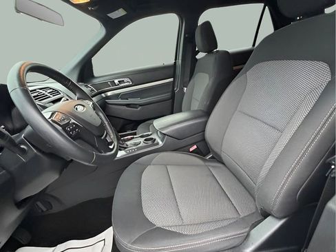 Used 2018 Ford Explorer XLT image 11