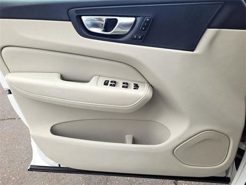 Used 2022 Volvo XC60 B5 Momentum image 15