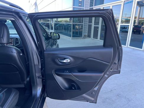 Used 2020 Jeep Cherokee Trailhawk AWD/4WD image 15