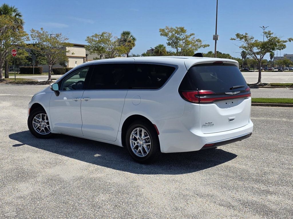Used 2023 Chrysler Pacifica Touring-L FWD image 5