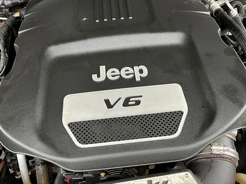 Used 2016 Jeep Wrangler Unlimited Sahara image 33