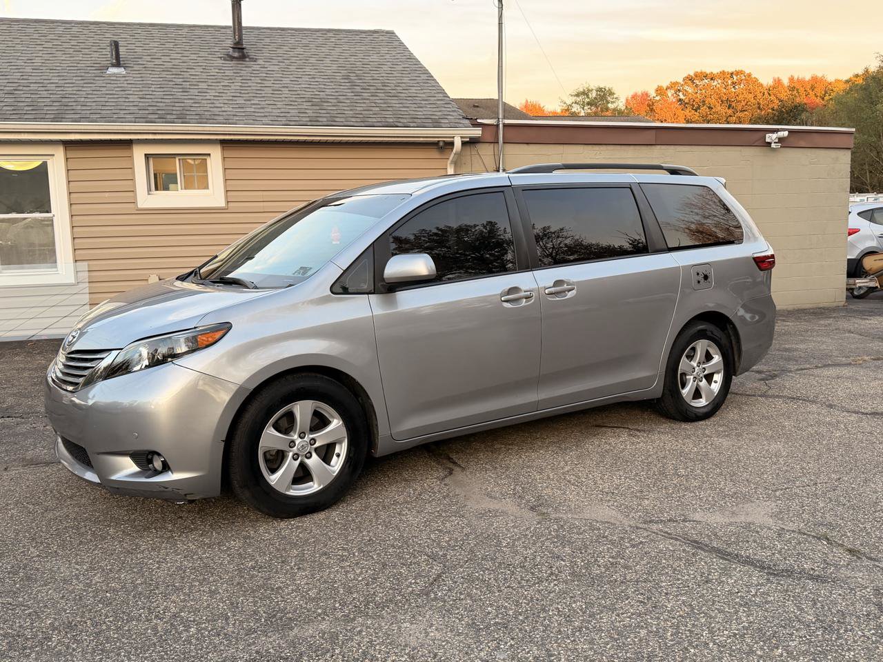 Used 2017 Toyota Sienna LE FWD image 2