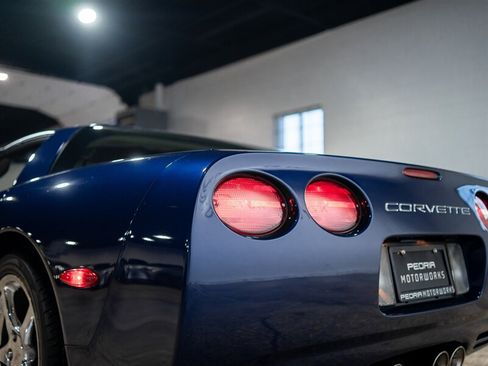 Used 2004 Chevrolet Corvette Coupe w/ Preferred Equipment Group RWD image 16